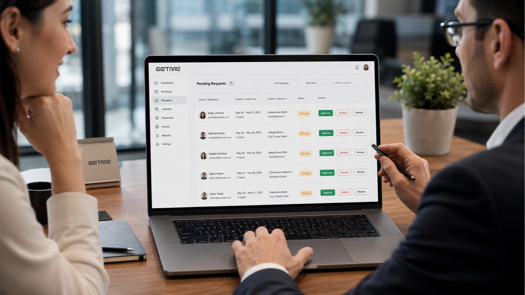 Getme Bookings staff availability view with hours, shifts, services, and time off.